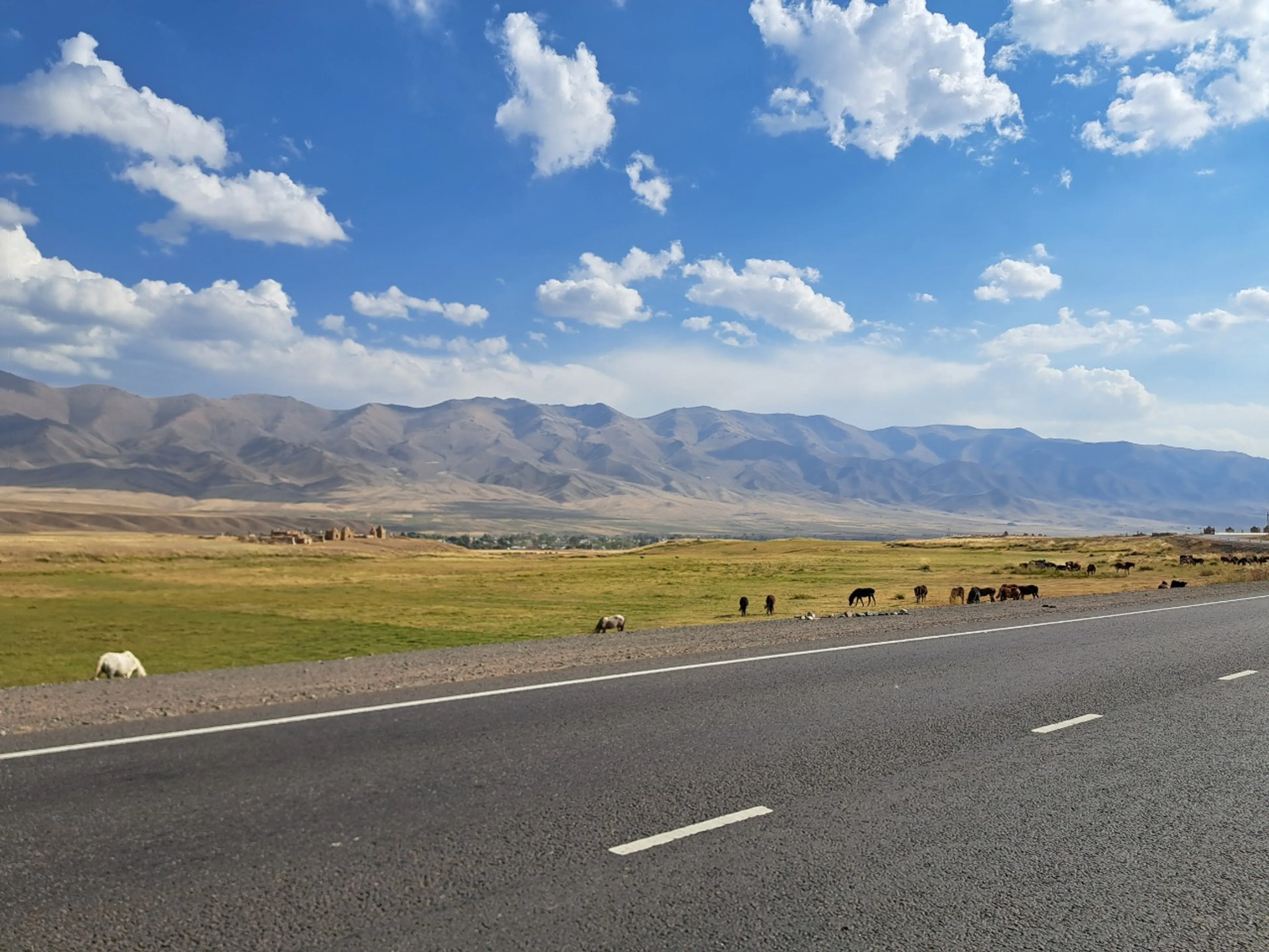 ソンクル湖はあれの向こうだとよ