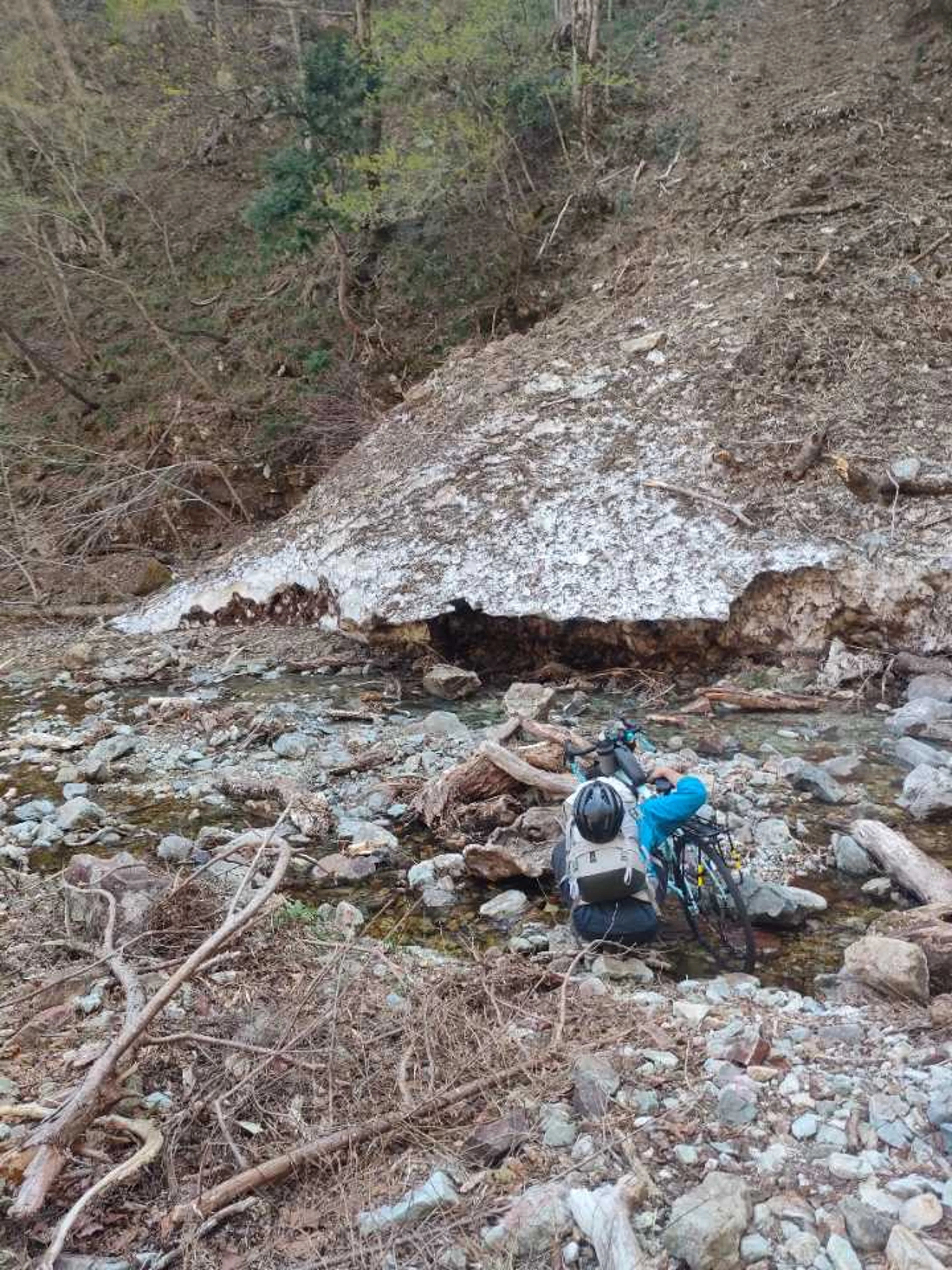 みず気持ちー、そいえば残雪溶かして飲むなどしていたな
