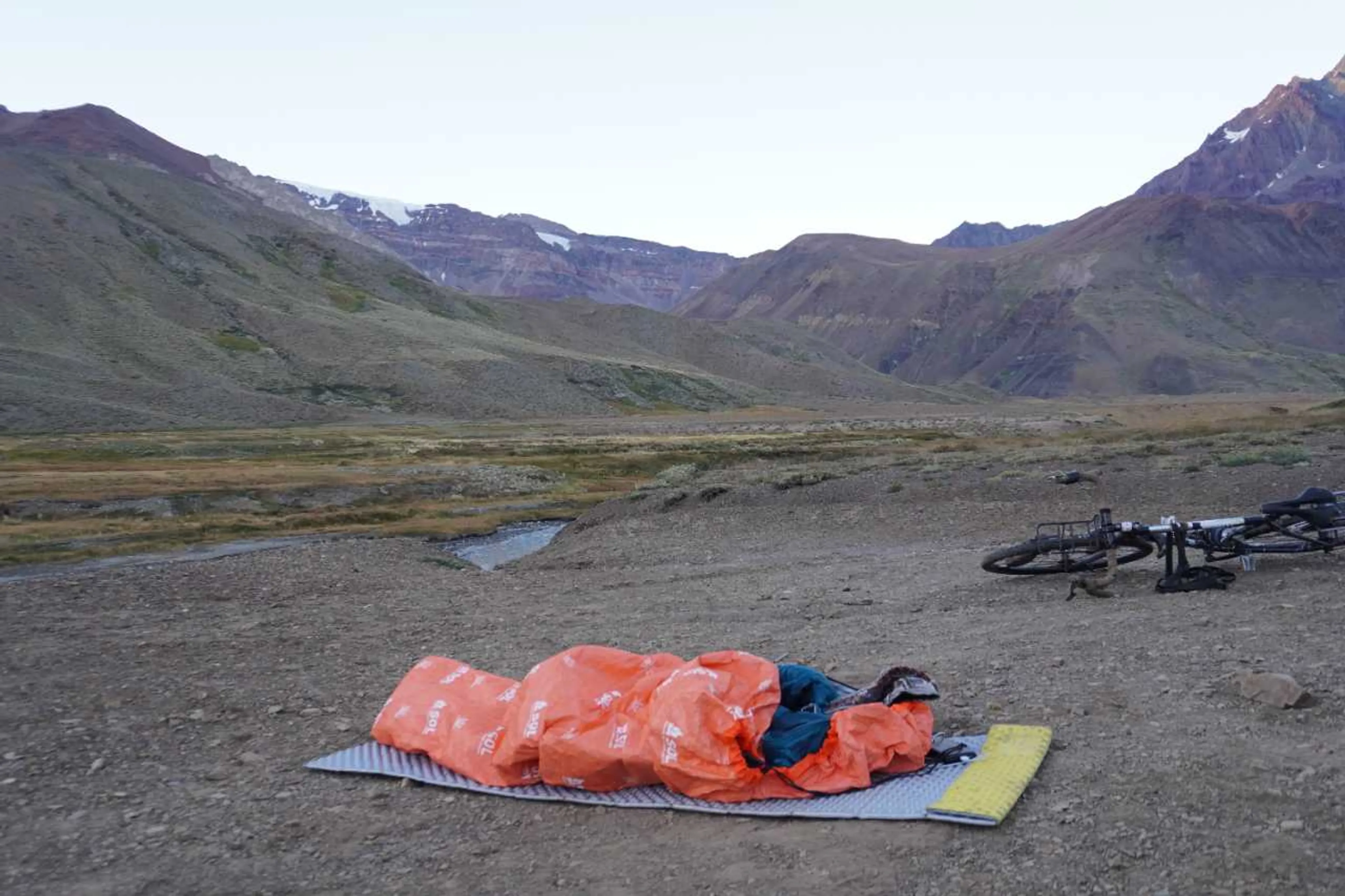 マット敷いて夜空見てたら寝落ちしてて、気づいたら翌朝でした。だれかこの峠リベンジしてください！！
この峠超えてアルゼンチン側まで抜けた人のブログ、すごすぎる。
https://www.highlux.co.nz/2020/02/argentinachile-mendoza-santiago-via-paso-portillo-de-piuquenes/?utm_source=chatgpt.com