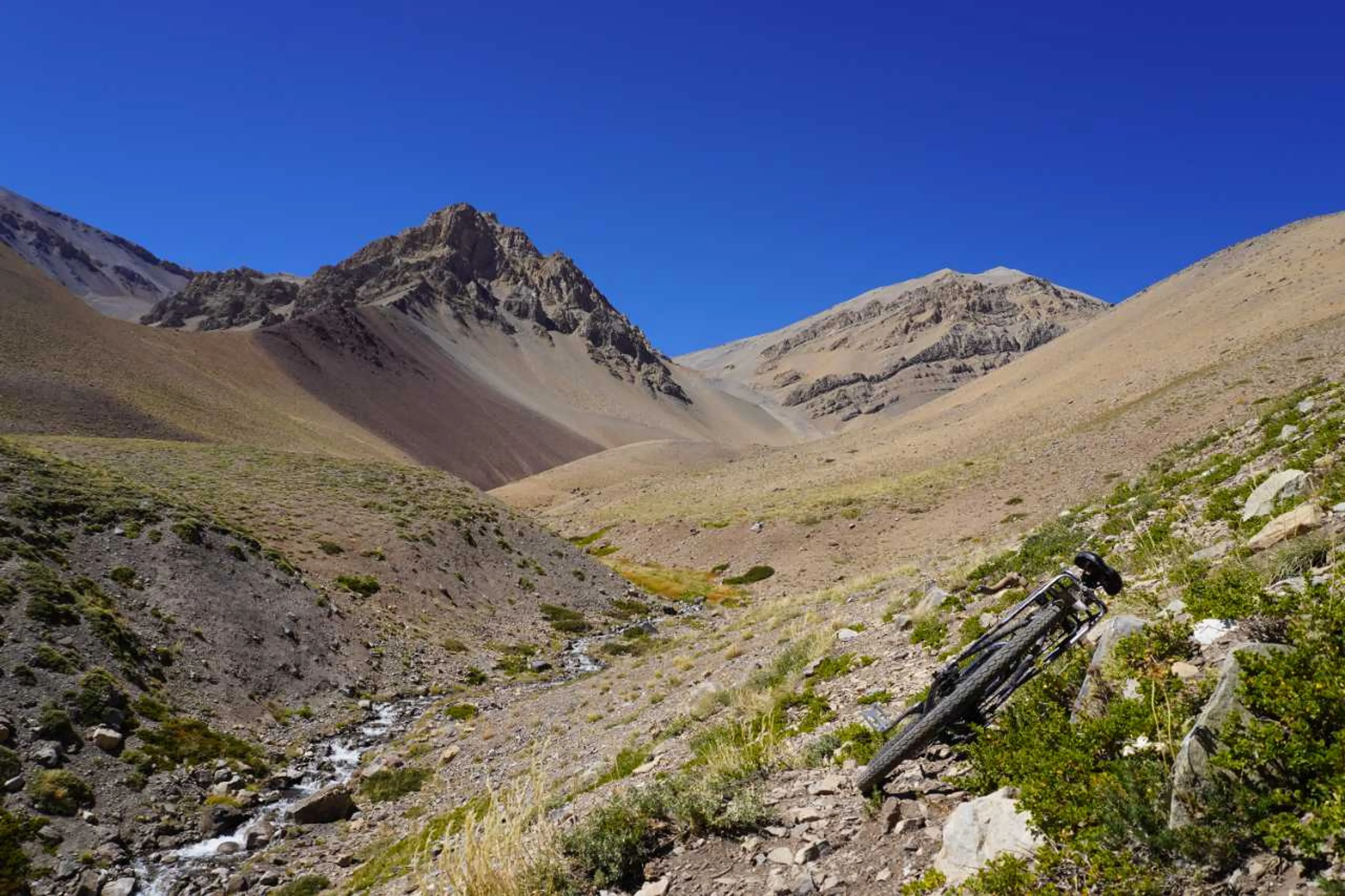 なんと峠の中腹にワープ。写真がない。ここまでは楽だった。。。