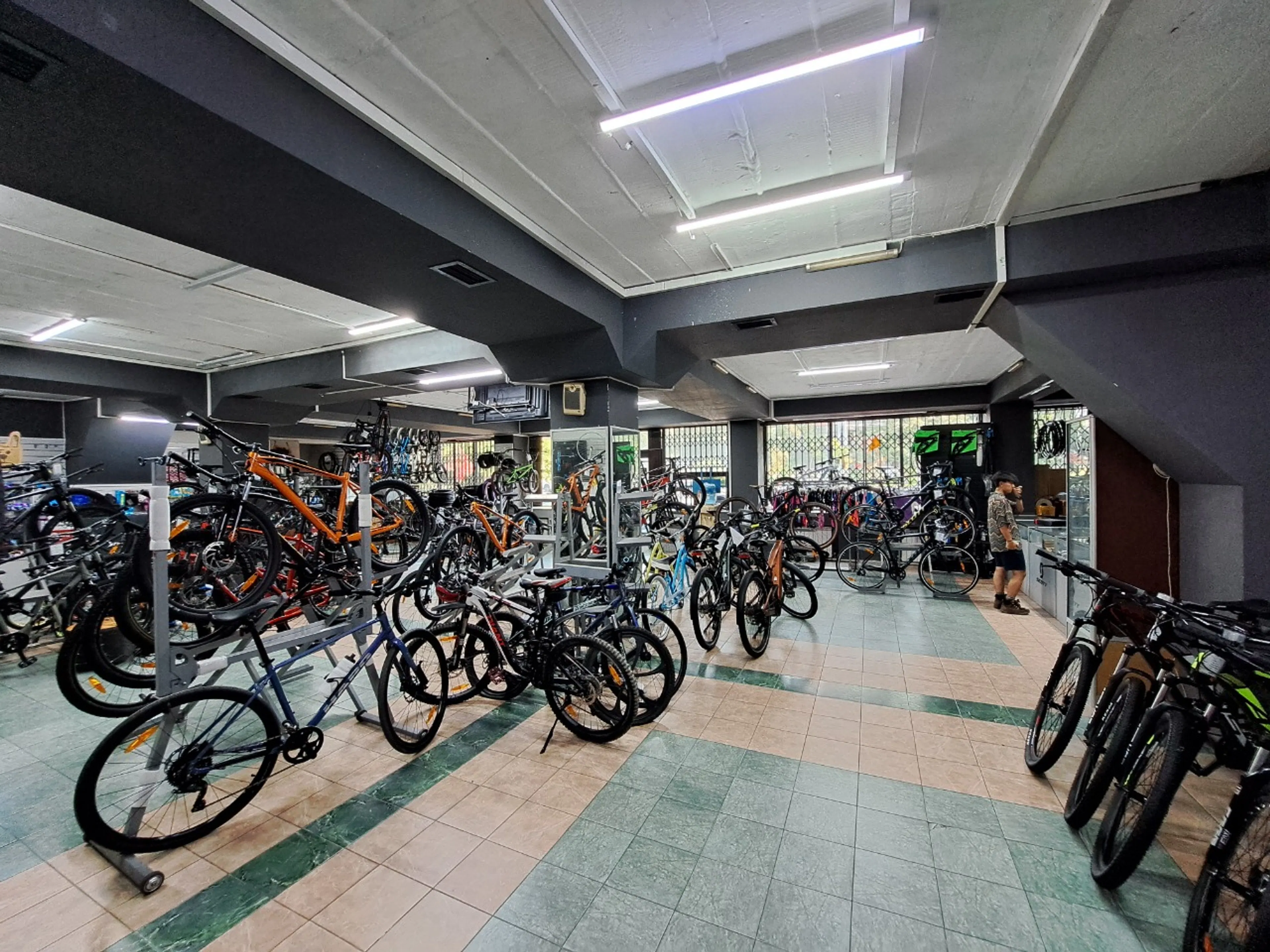 アルマトゥイのチャリショップ。やっぱりマウンテンバイクが多いですね