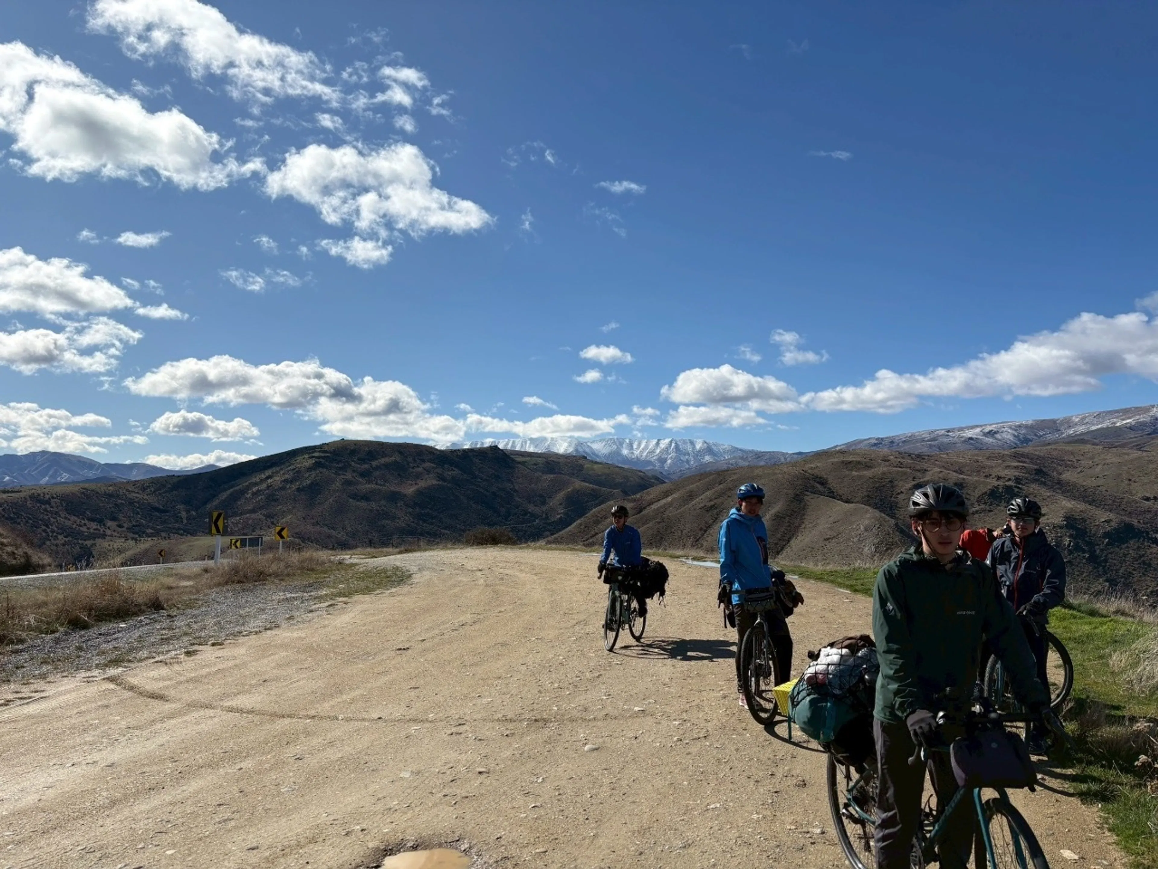 後ろの雪山が越えてきた峠？
