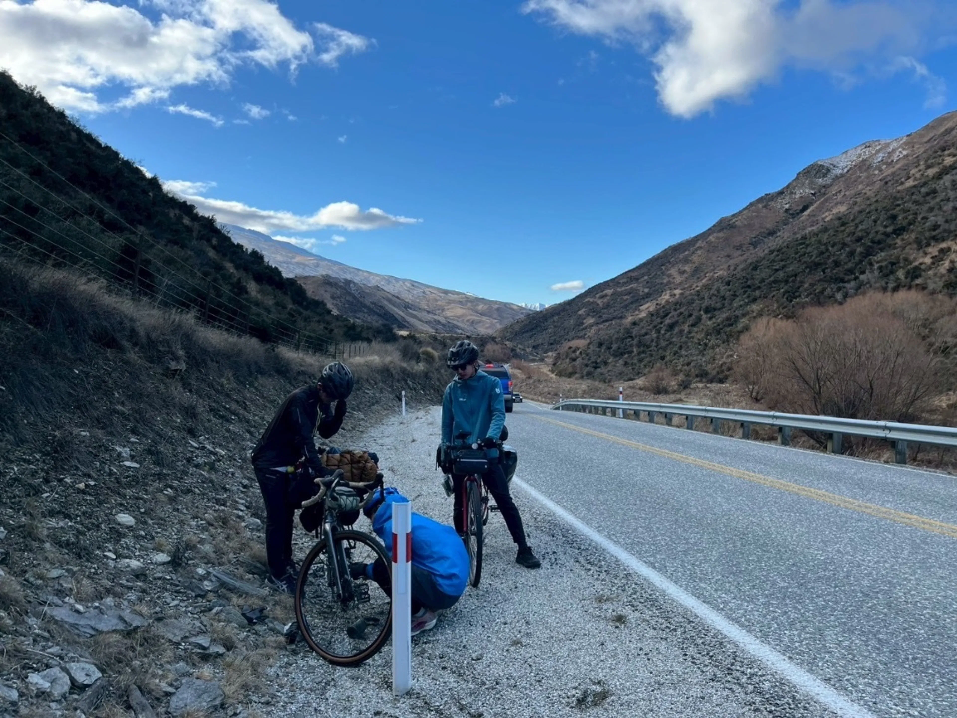壊れたフロントディレーラーを撤去中
