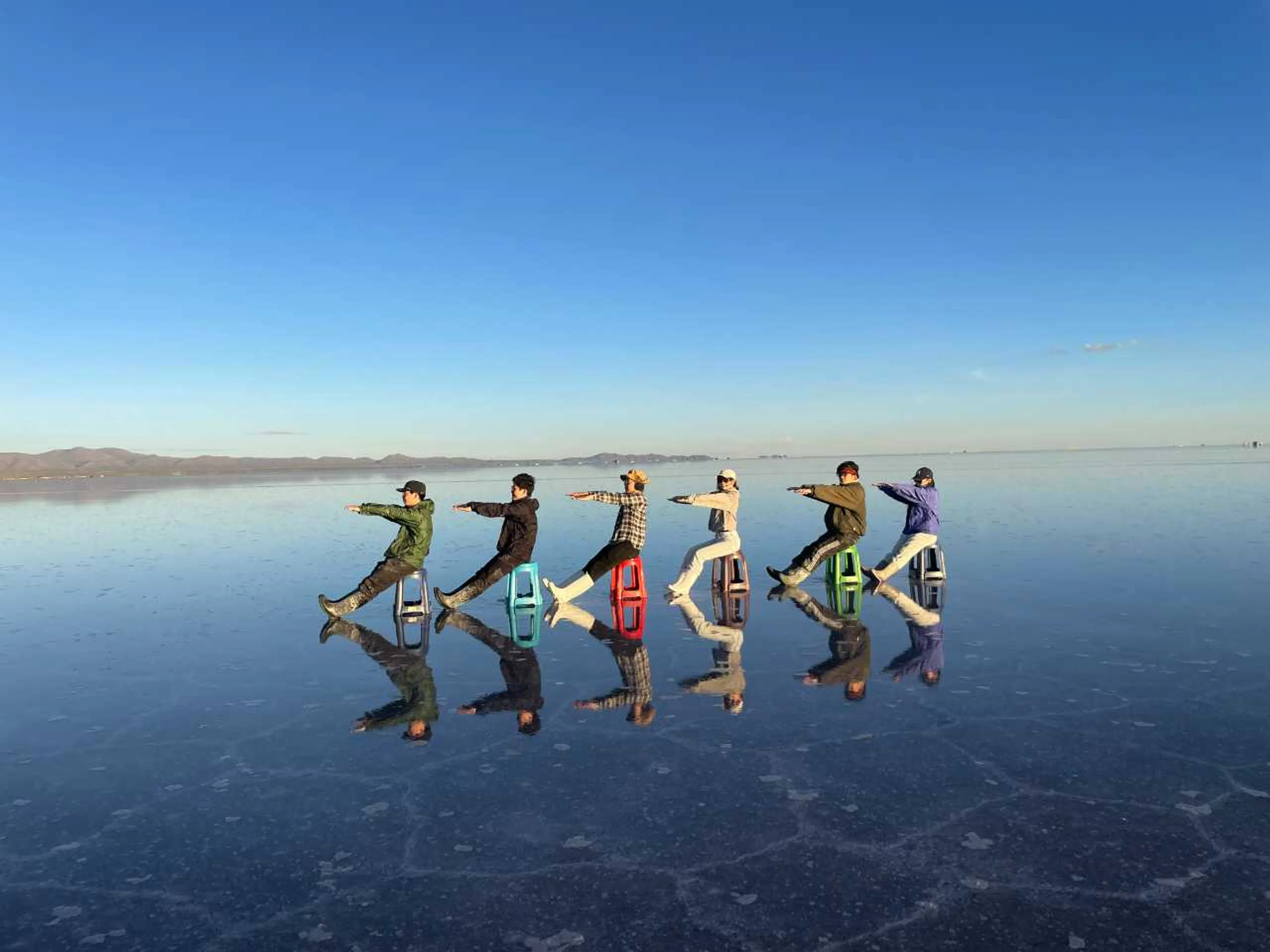 変なポーズで写真撮る