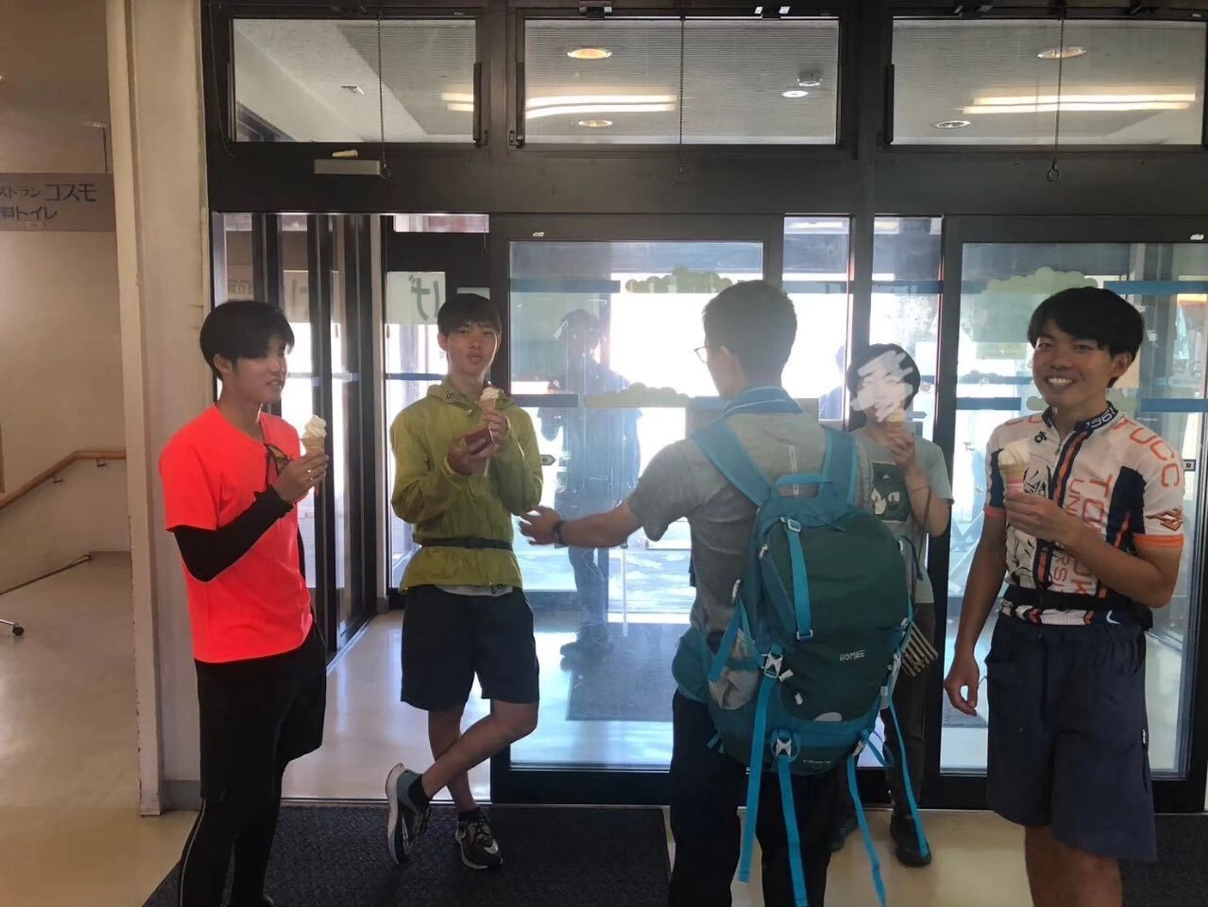 他人の金でソフト食いやがって💢