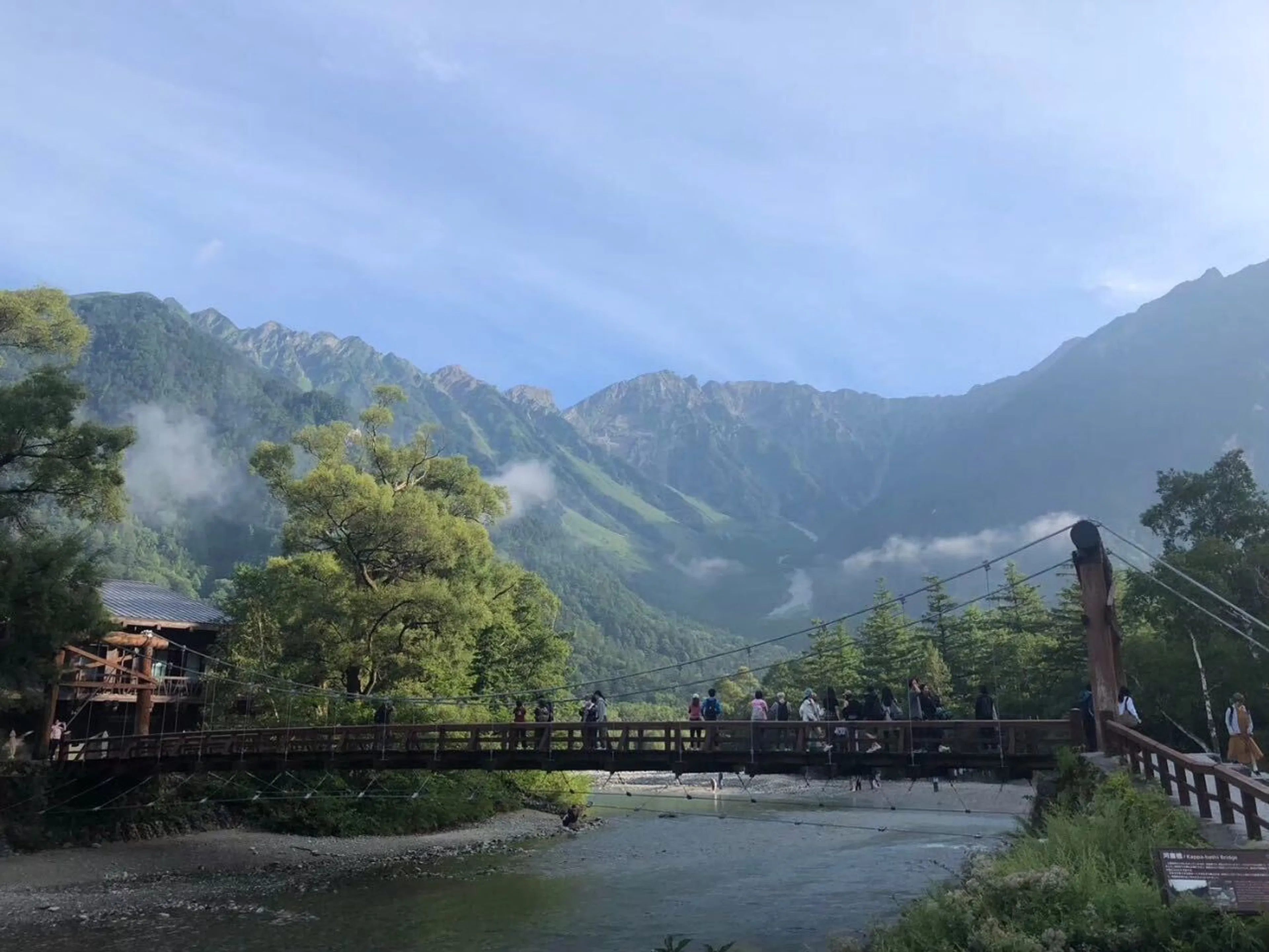 急なトンネルを抜けたらそこは上高地だった