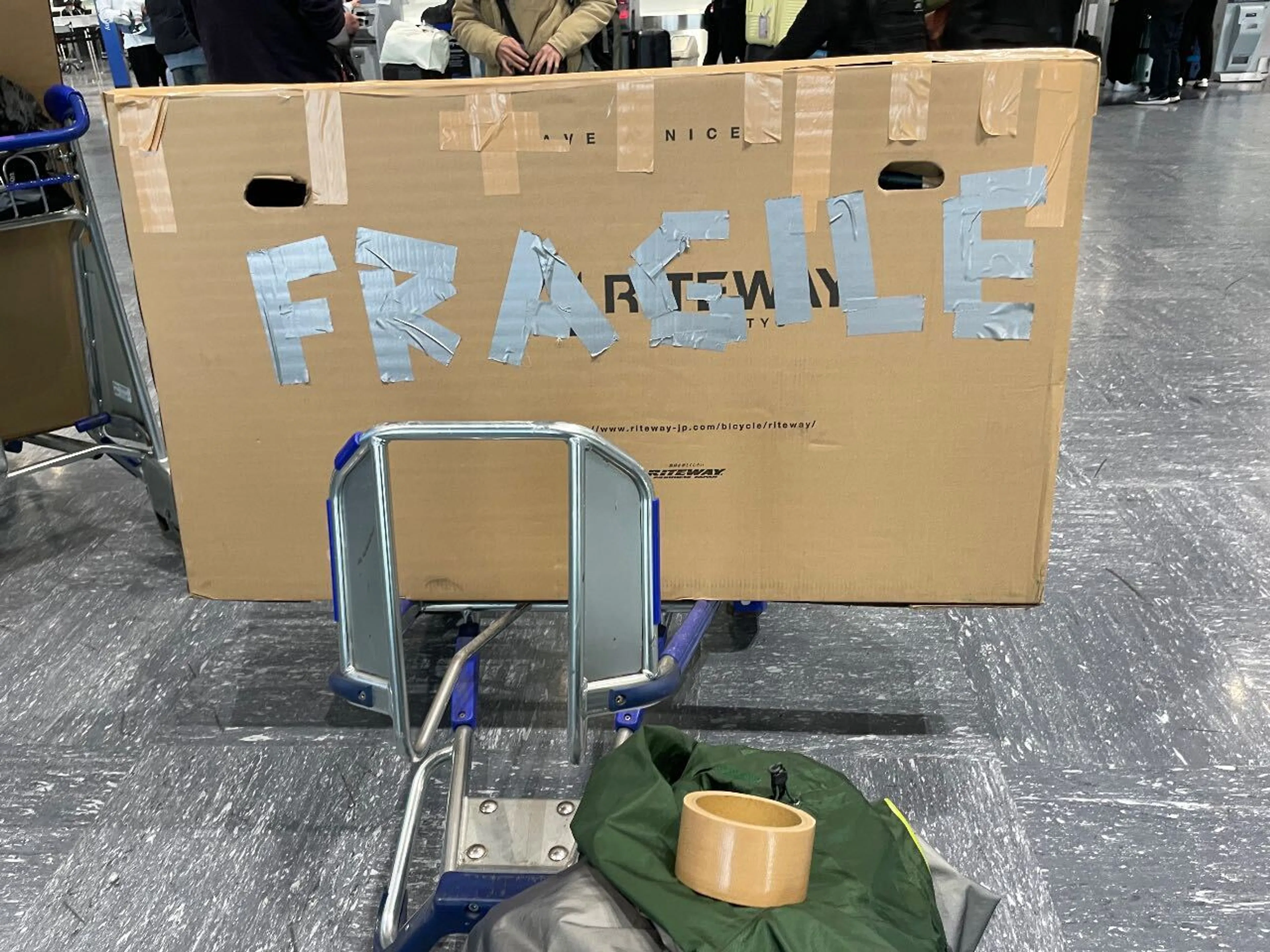 ガムテープで遊ぶ