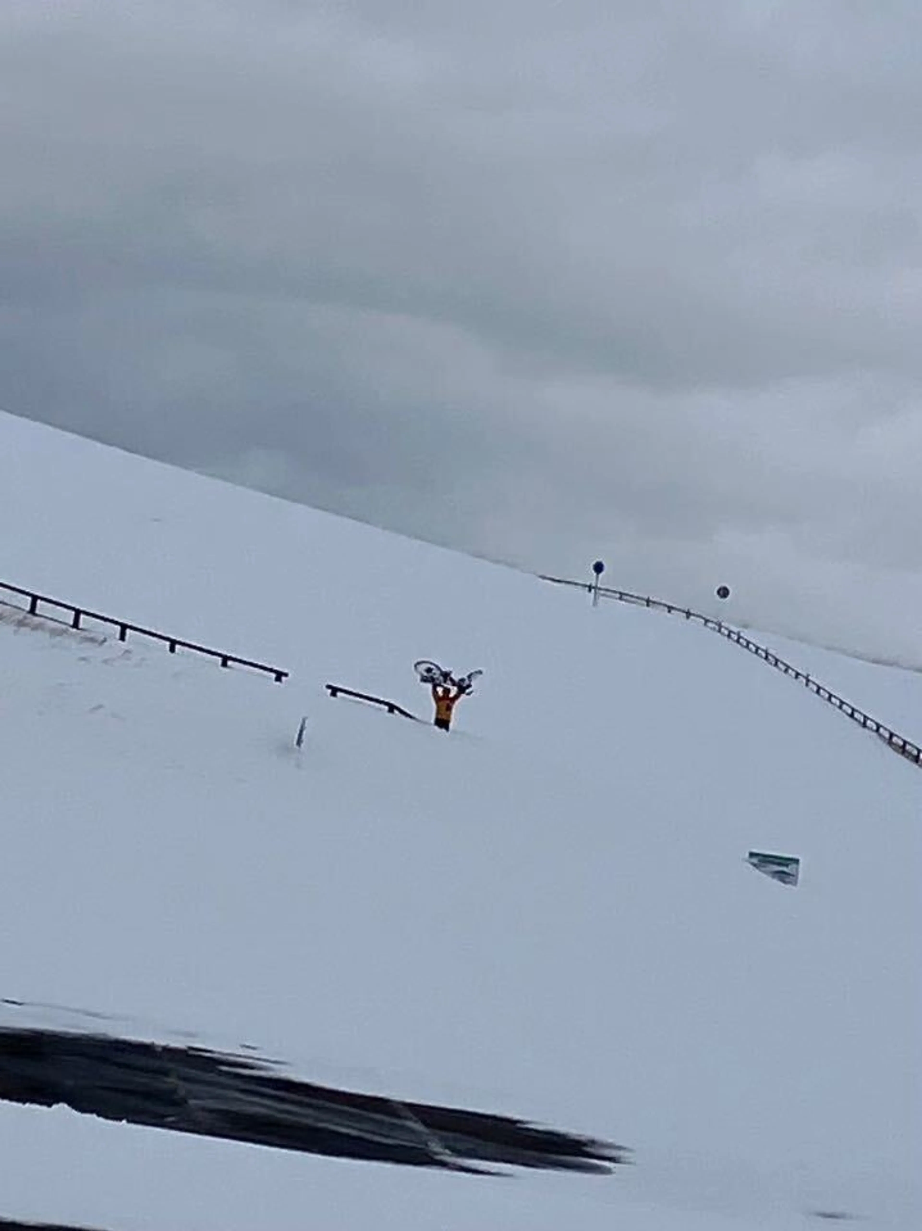 1人山頂まで担いでた