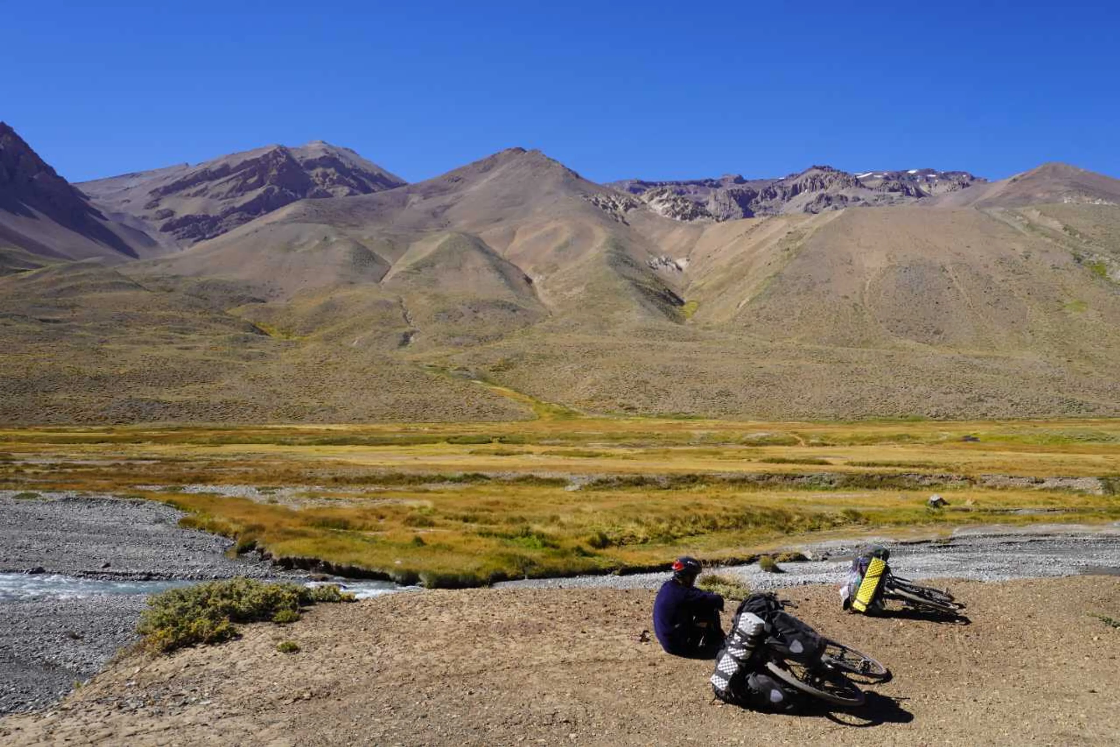 整備（）された道の終点。ひとまず渡渉。結構流れ早かった。あと氷河の水だからか、水が青く濁ってた。