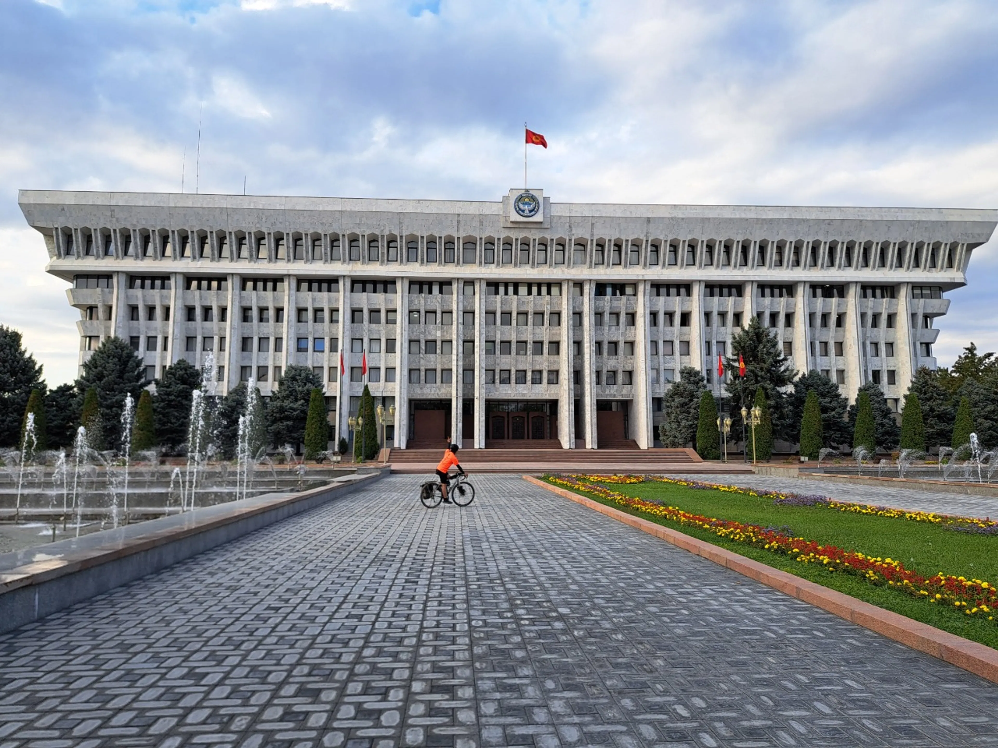 政府の何かの建物。立派