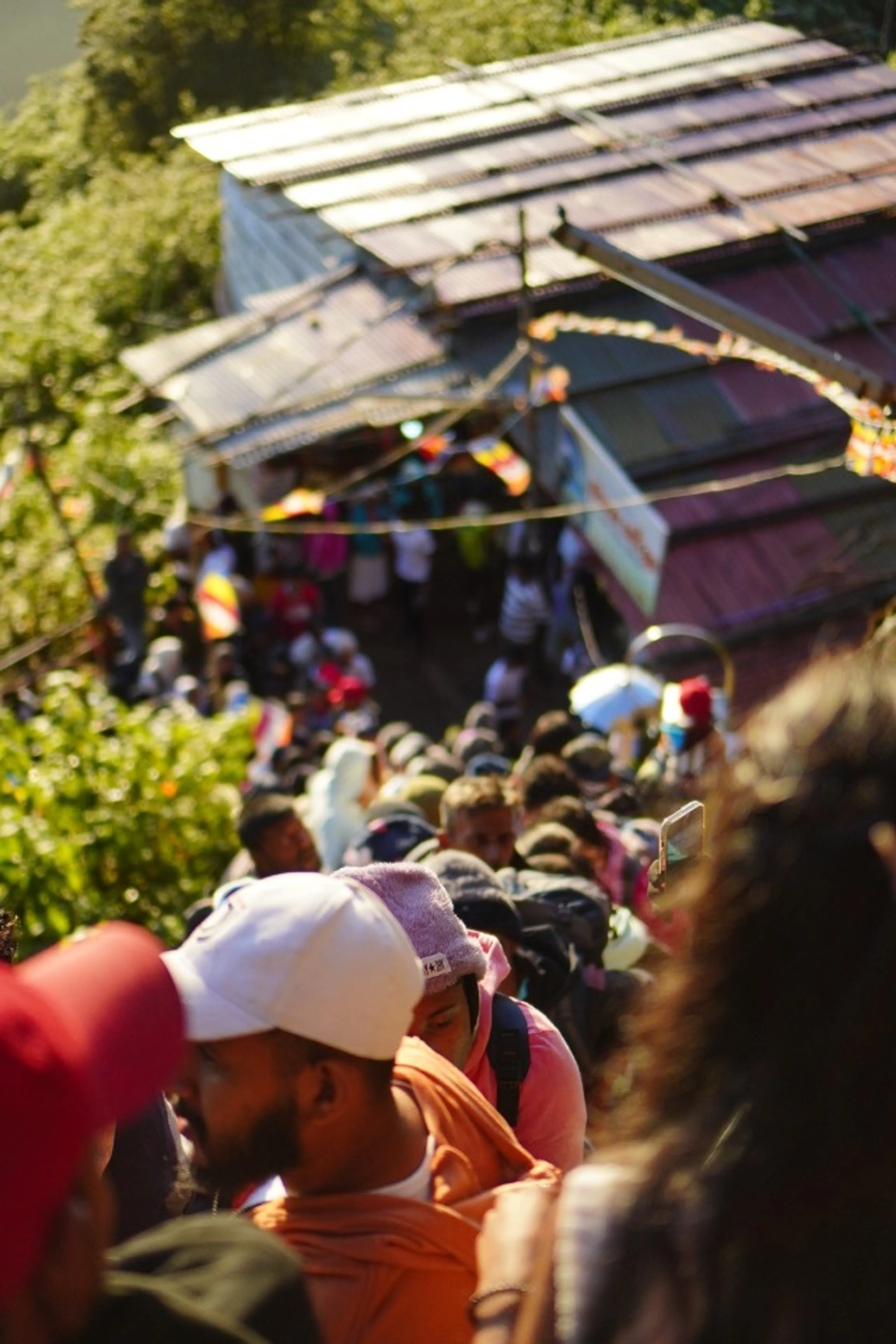 人が多い。本当に山頂付近は進まなかった。