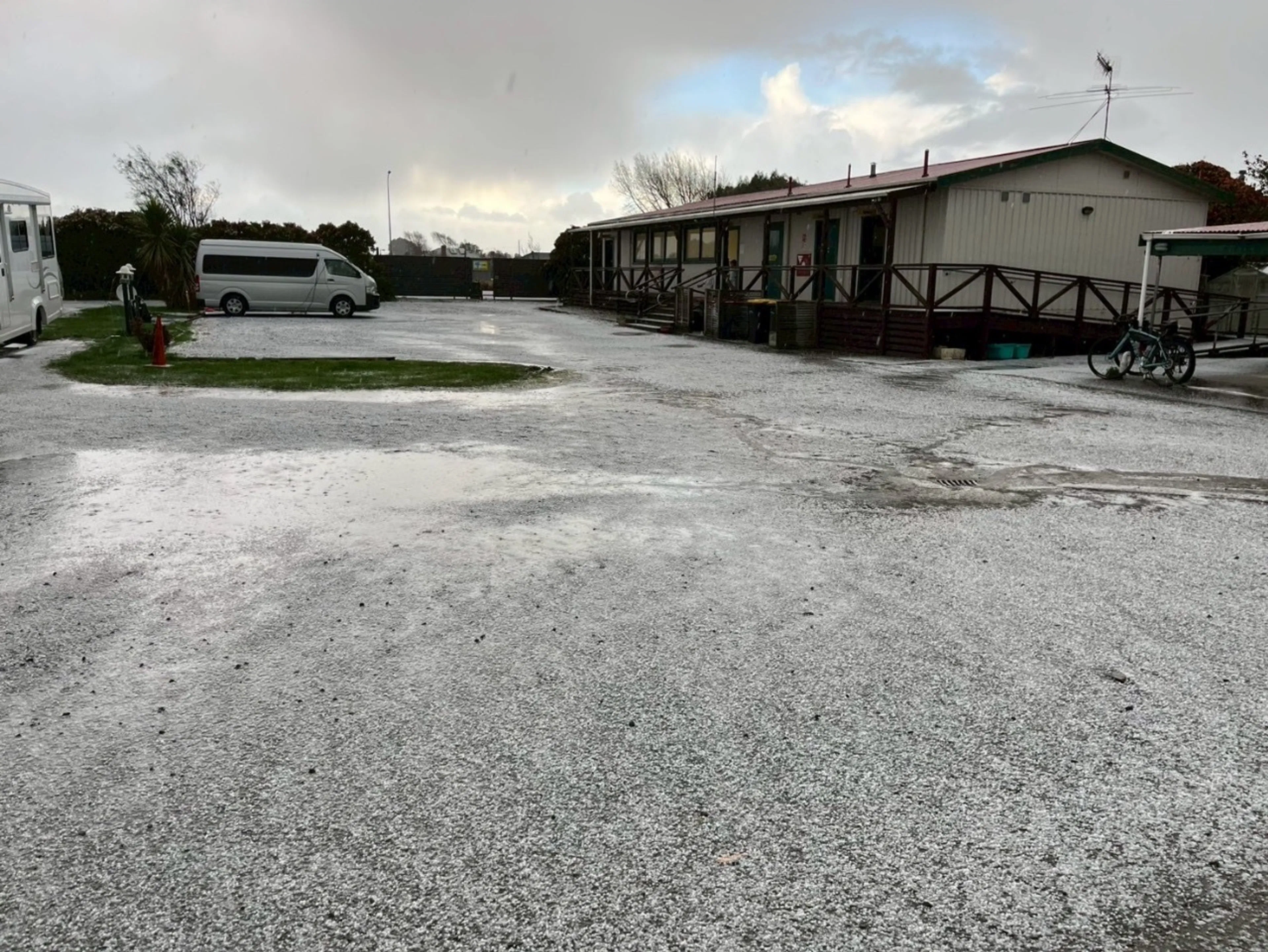 インバーカーギルに戻ると大量の雹が、、、