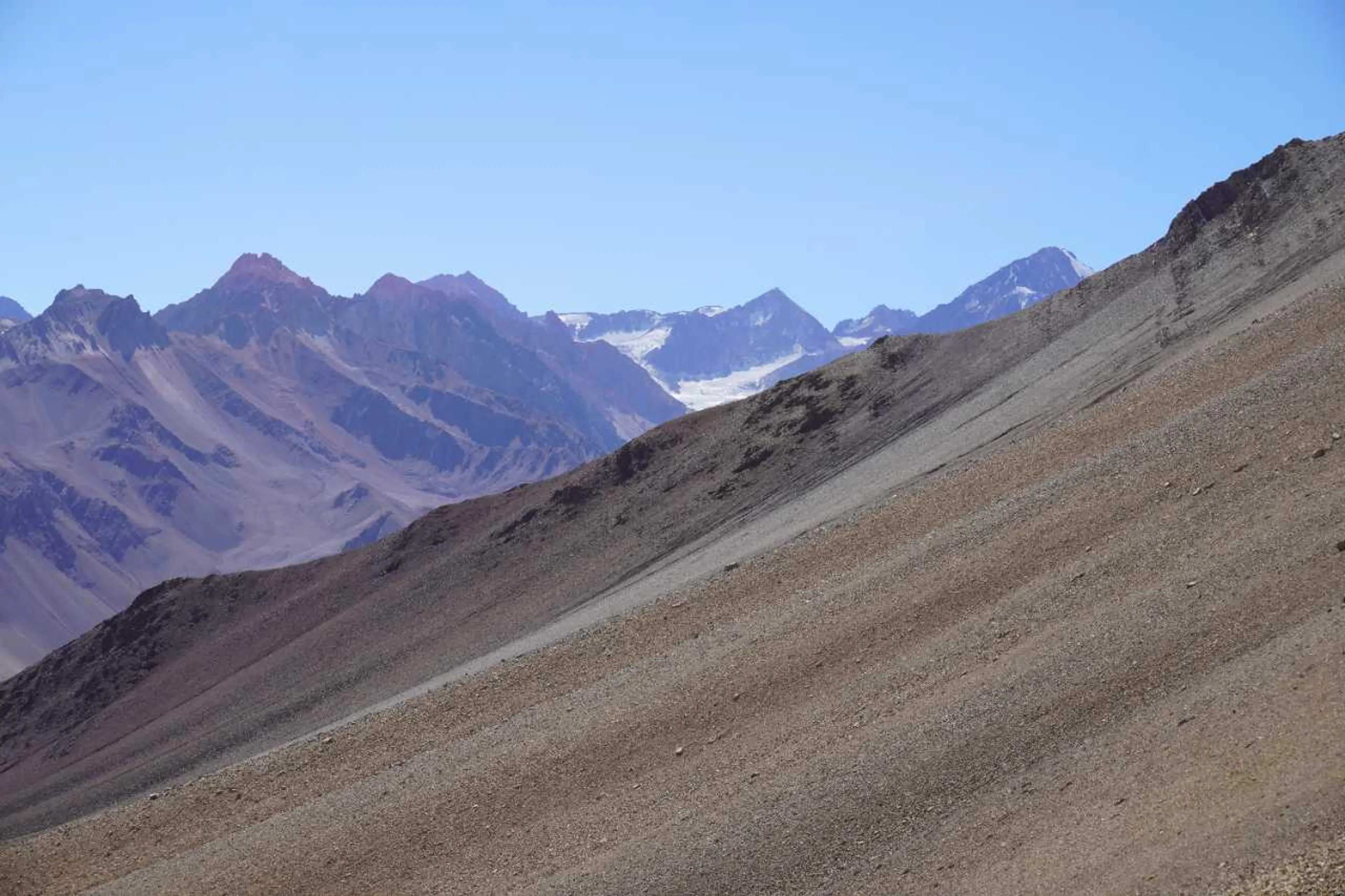 おぎゃー（奥に見える白いやつは氷河）