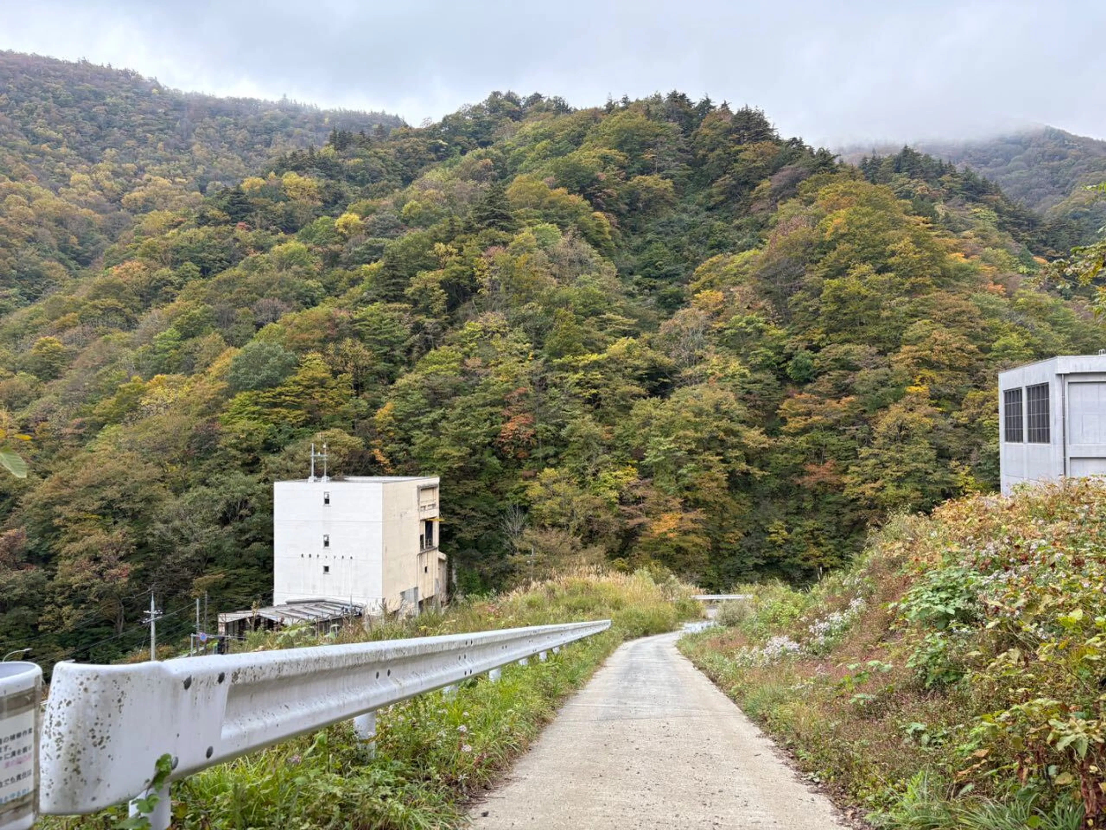 一つ目、栗子隧道。姥湯温泉に行く道から逸れる。
