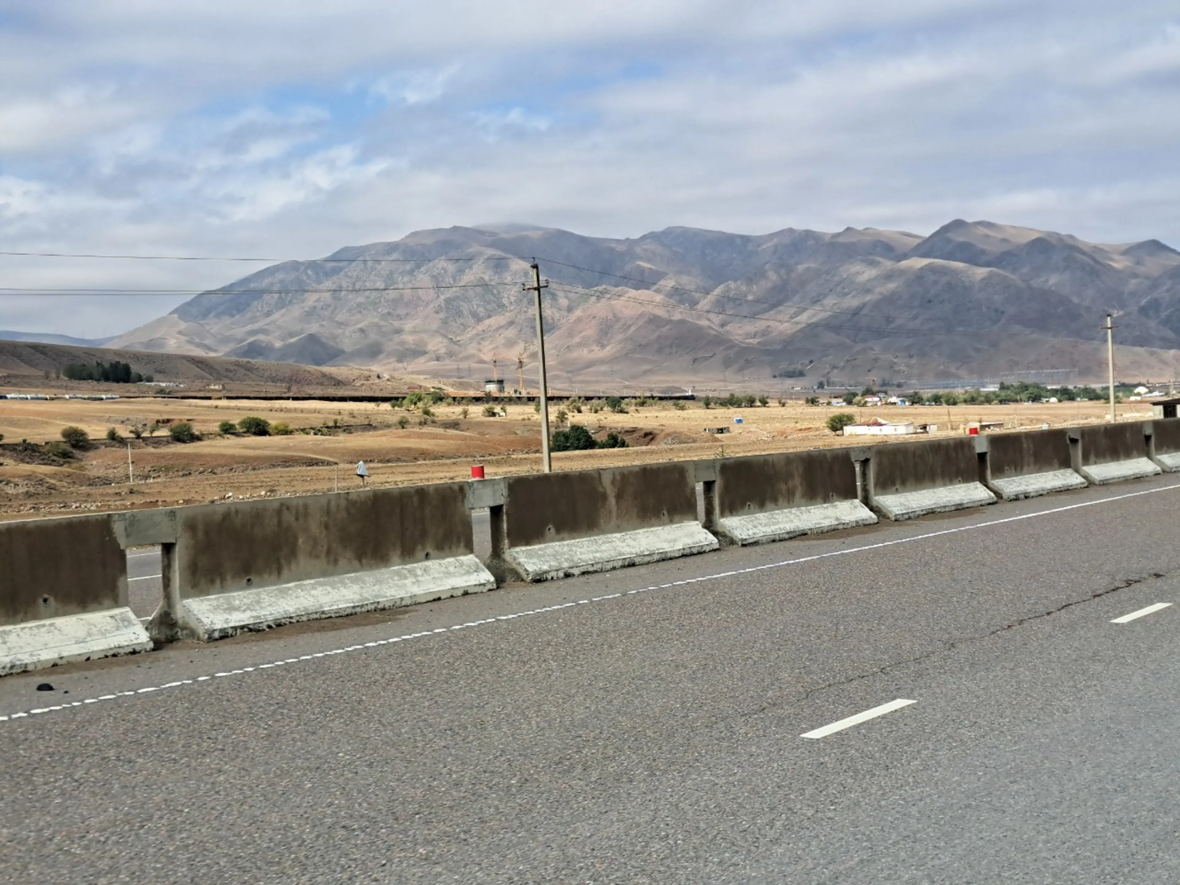 なんか長い貨物列車走ってたわ。見えますか？