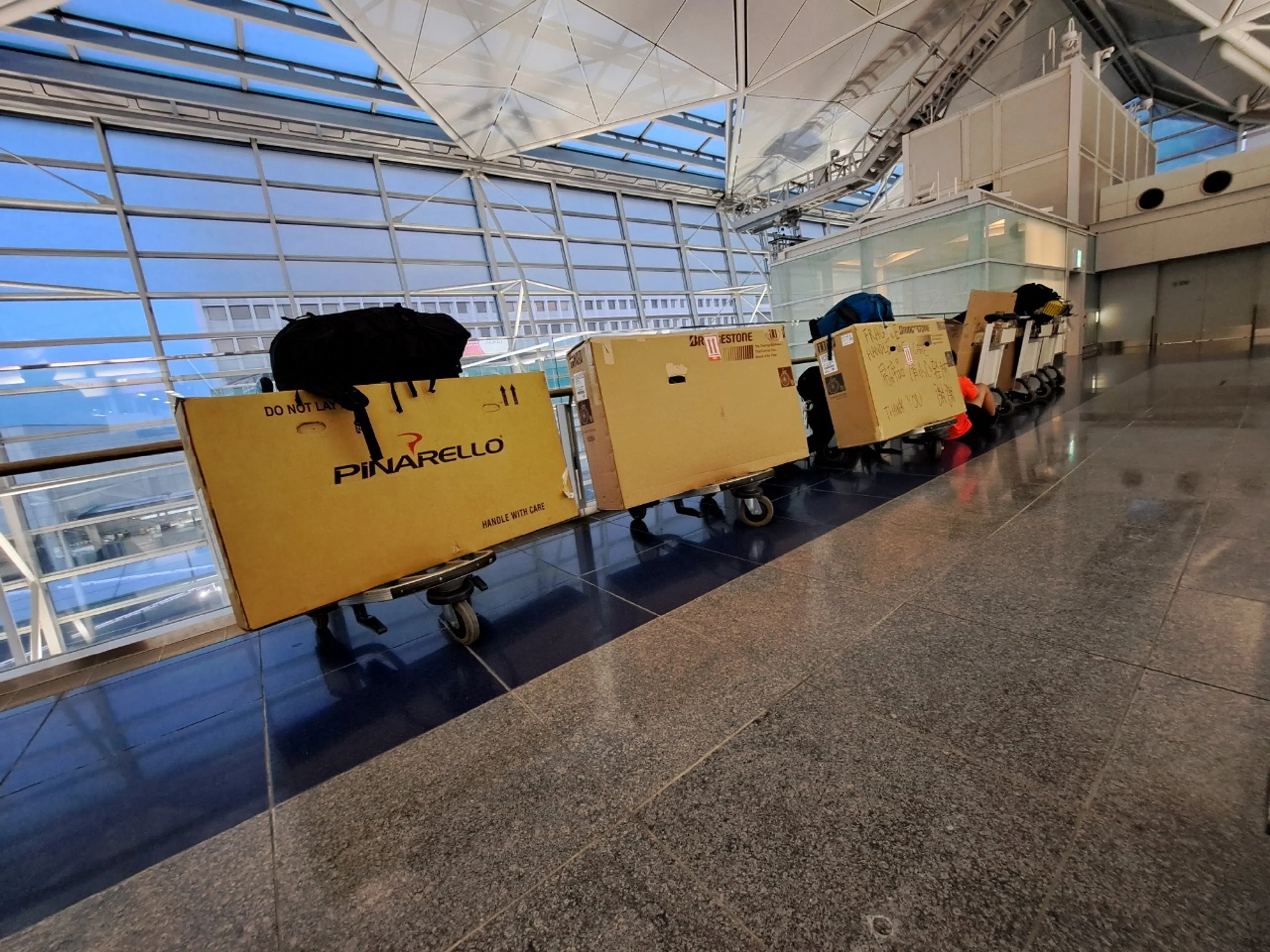 中部国際空港セントレアにて。6人中5人が初海外！