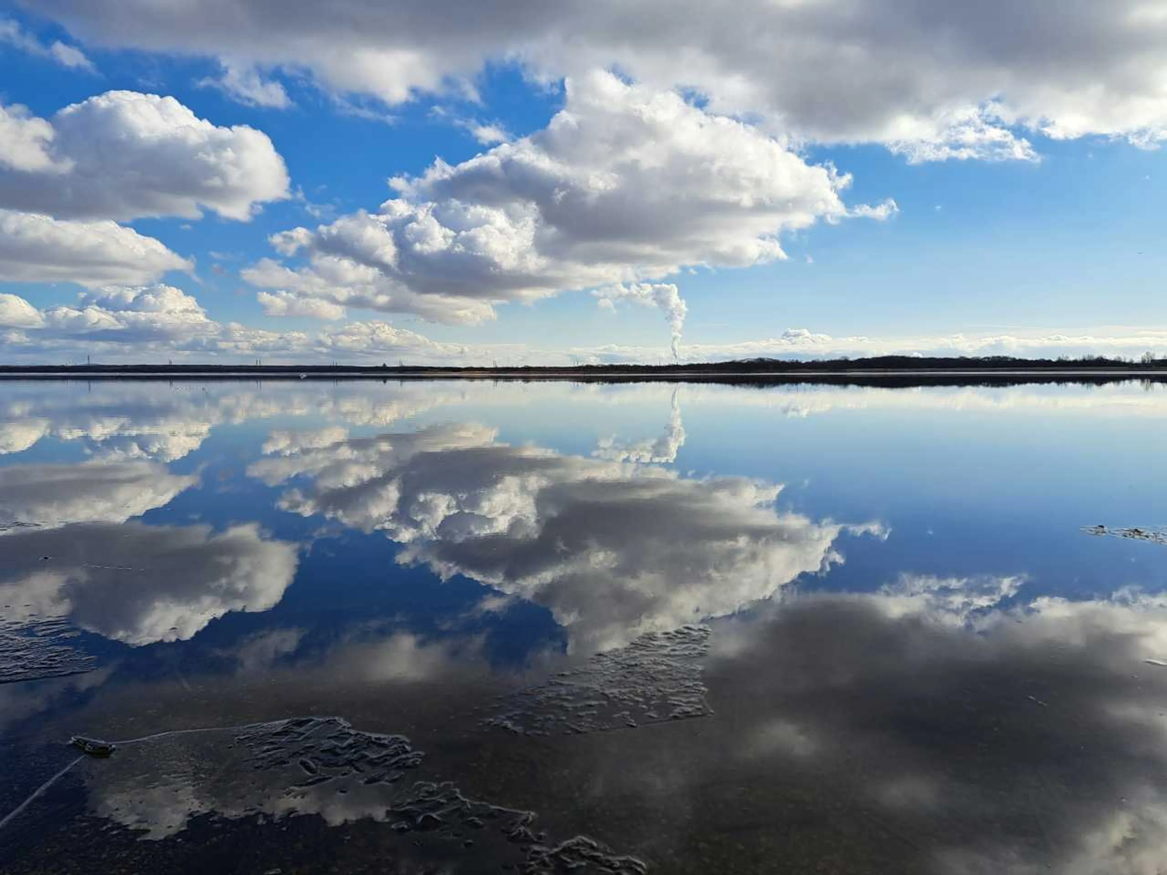 鏡面反射素晴らしいウトナイ湖