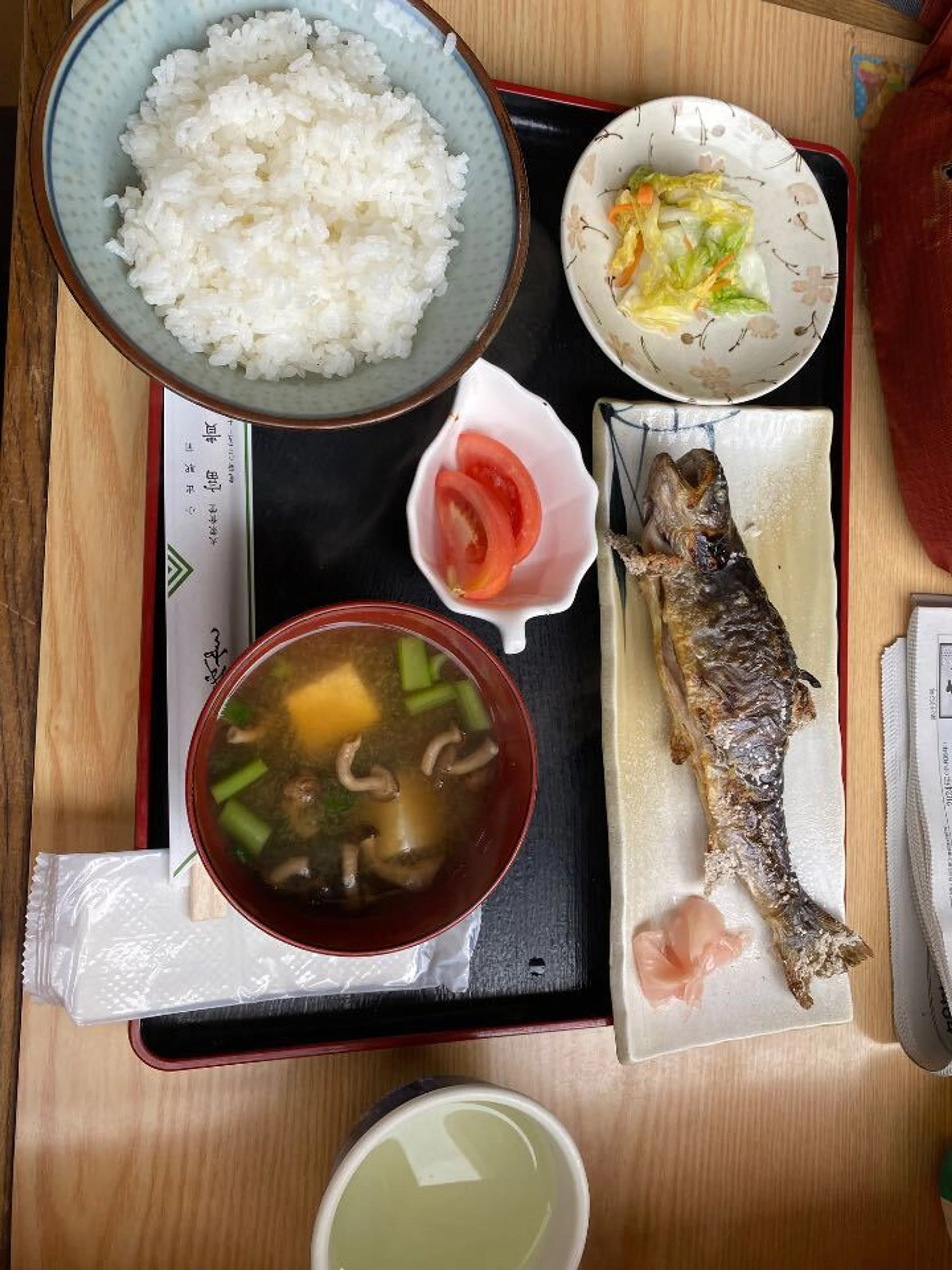 おばちゃんが生け簀から取って焼いてくれる、美味い