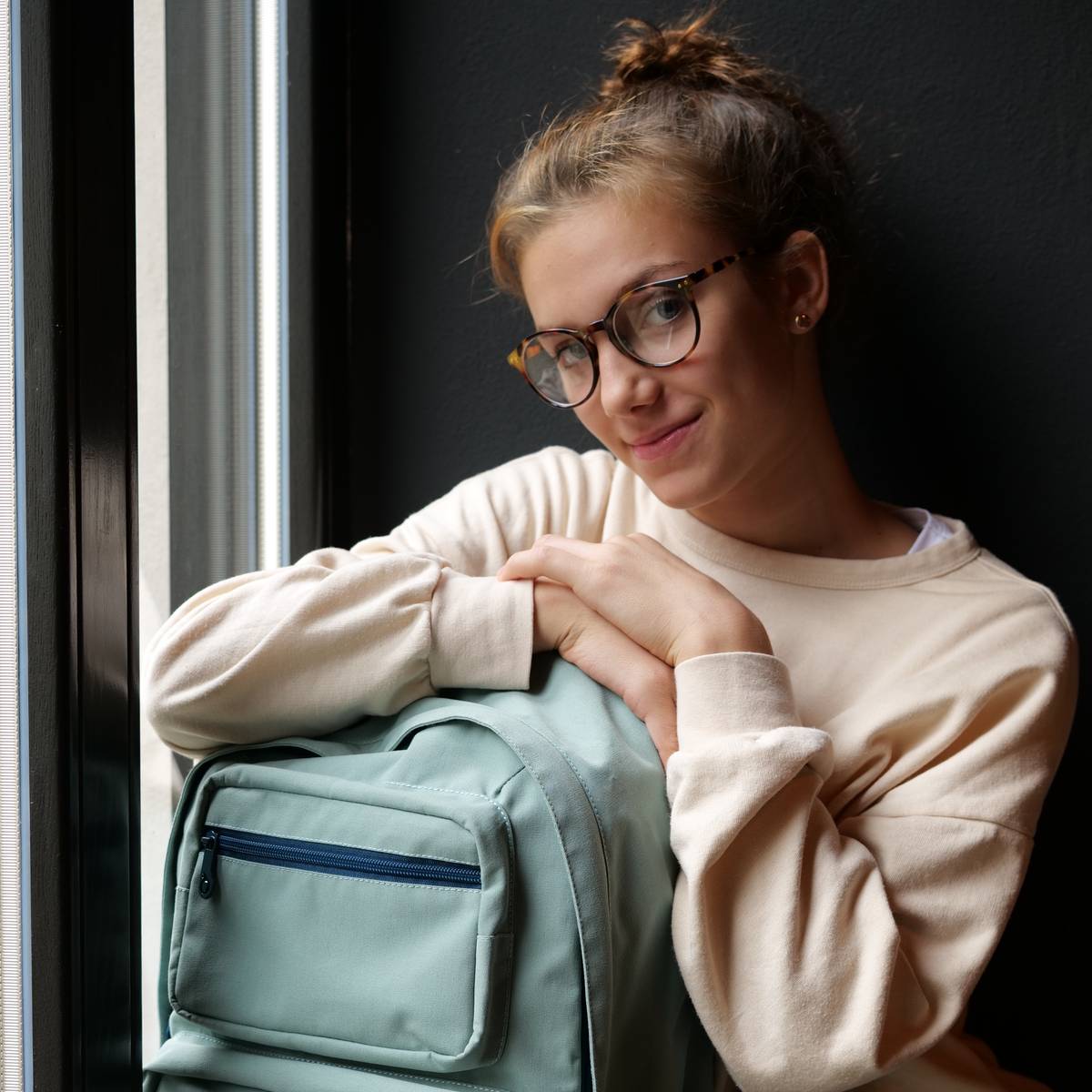 Stylowy plecak sztruksowy Topgal na ramię – beżowy