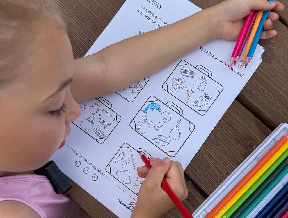 Logopedka pracuje s dítětem na rozvoji řeči