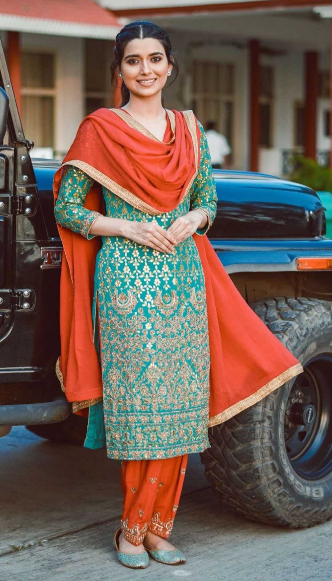 Nimrat Khaira/Vail/Beautiful Punjabi Suit | Nimrat khaira, Punjabi models, Nimrat  khaira suits