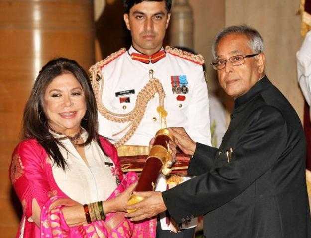 Ritu Kumar Career Age Fashion Designer Marriage Son Awards