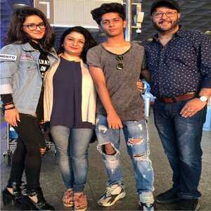 Avneet Kaur’s Family Tring