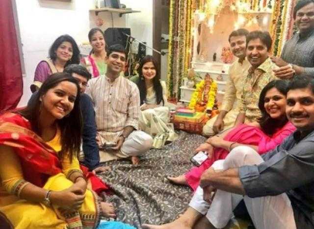 kumar vishwas family