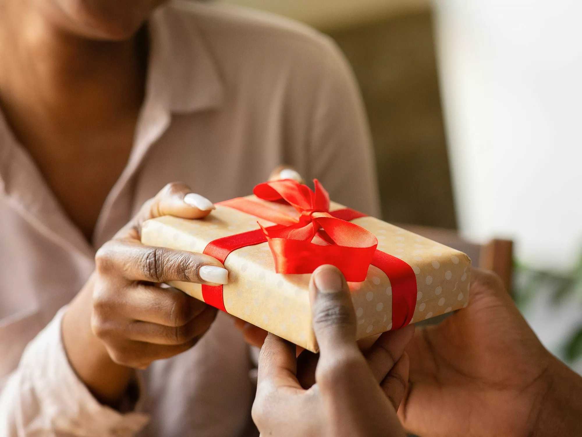 70  Unique and Unforgettable 25th Anniversary Gift Ideas for Him and Her