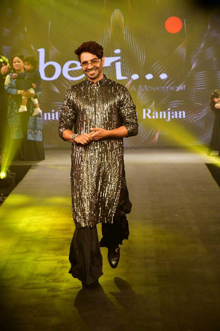 blog fashion celebrities at beti fundraiser fashion show Tring India