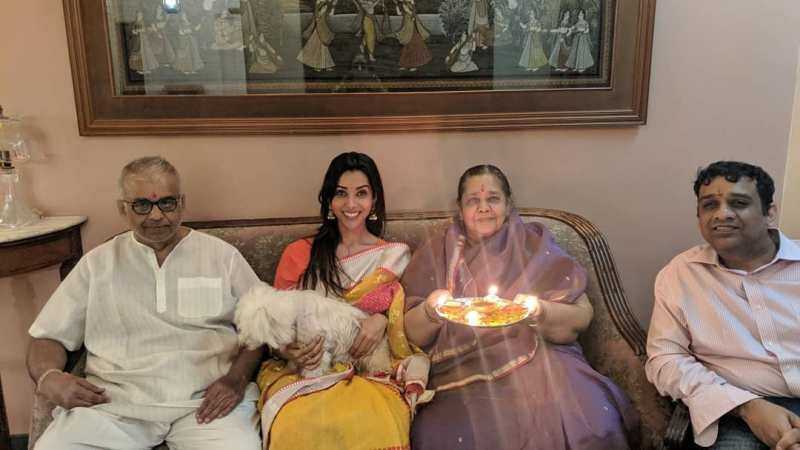 Anupriya-Goenka-family-tring