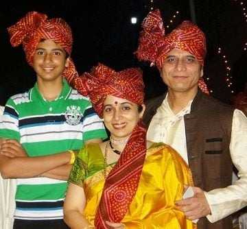 Sandeep-Kulkarni-Wife-Son-tring