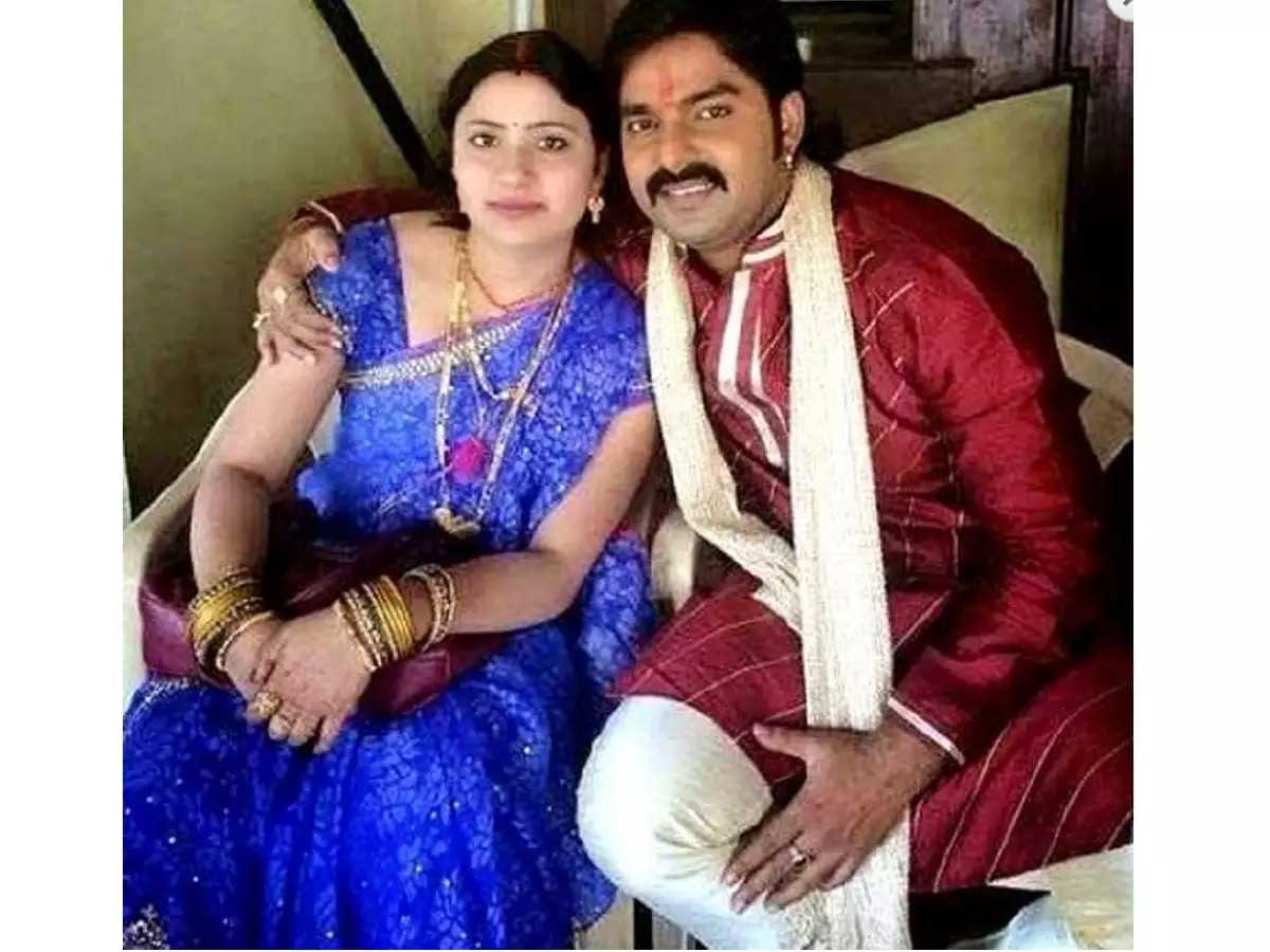 pawan-singh-with-first-wife-tring