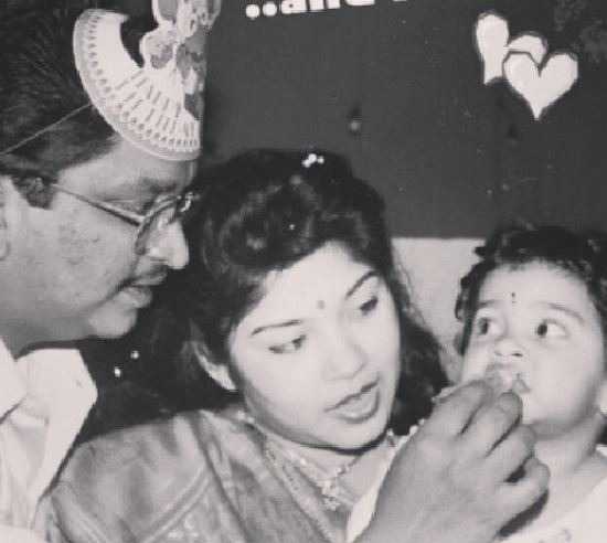 Lekha-Jambaulikar-with-her-parents-tring