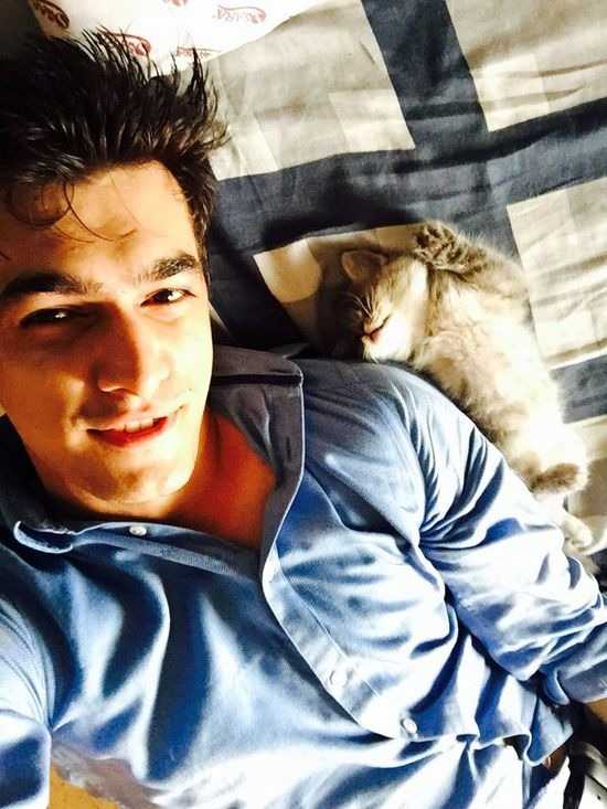 mohsin-khan-with-his-cat-tring