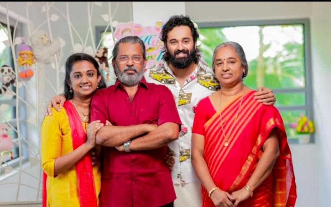 unni-mukundan-family-tring