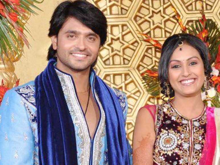 Ashish-sharma-wife-tring