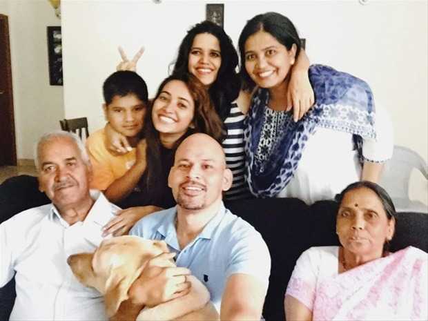 asha-negi-family