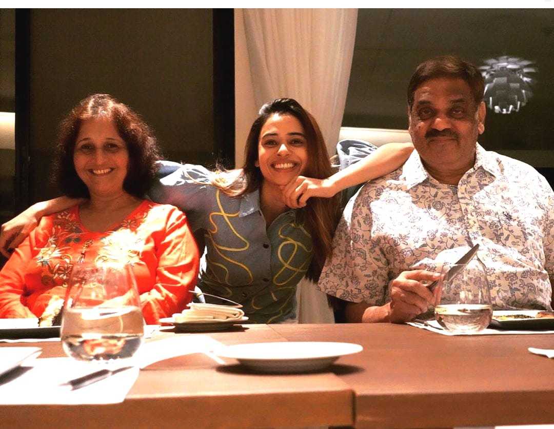 Shalmali-Kholgade-parents-tring