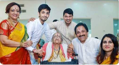 Anirudh-family-Photo