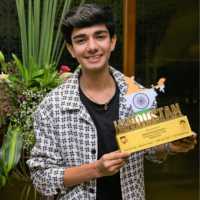 Varun Buddhadev with a National Youth Icon Award