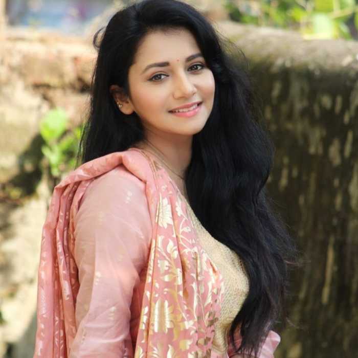 jui-gadkari-tv-star-age-family-photos-date-of-birth