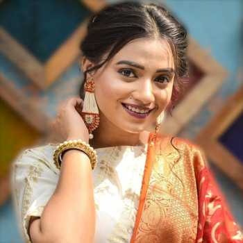 Celebrity Sayali Paradkar - Tring India