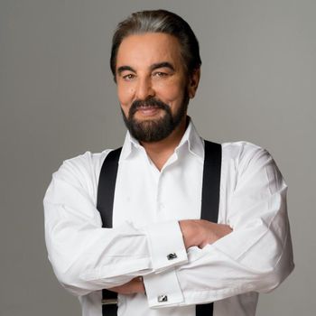 Kabir Bedi
                  