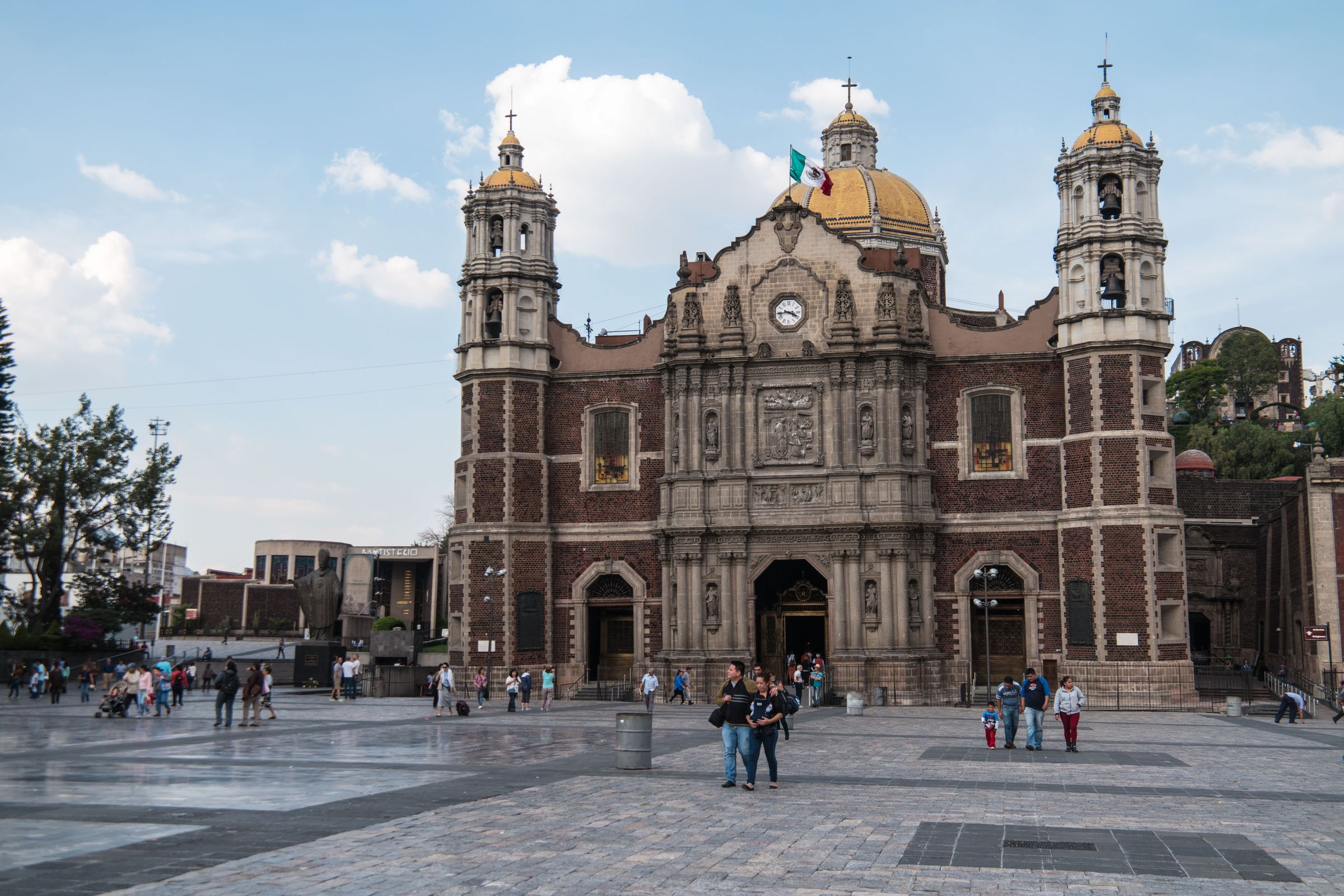 This building is called el "Temple Expiatorio a Cristo Rey," or the Old Basilica. The building was consecrated in 1709. Even on high ground, the buildings in Mexico City have their way of "settling in."