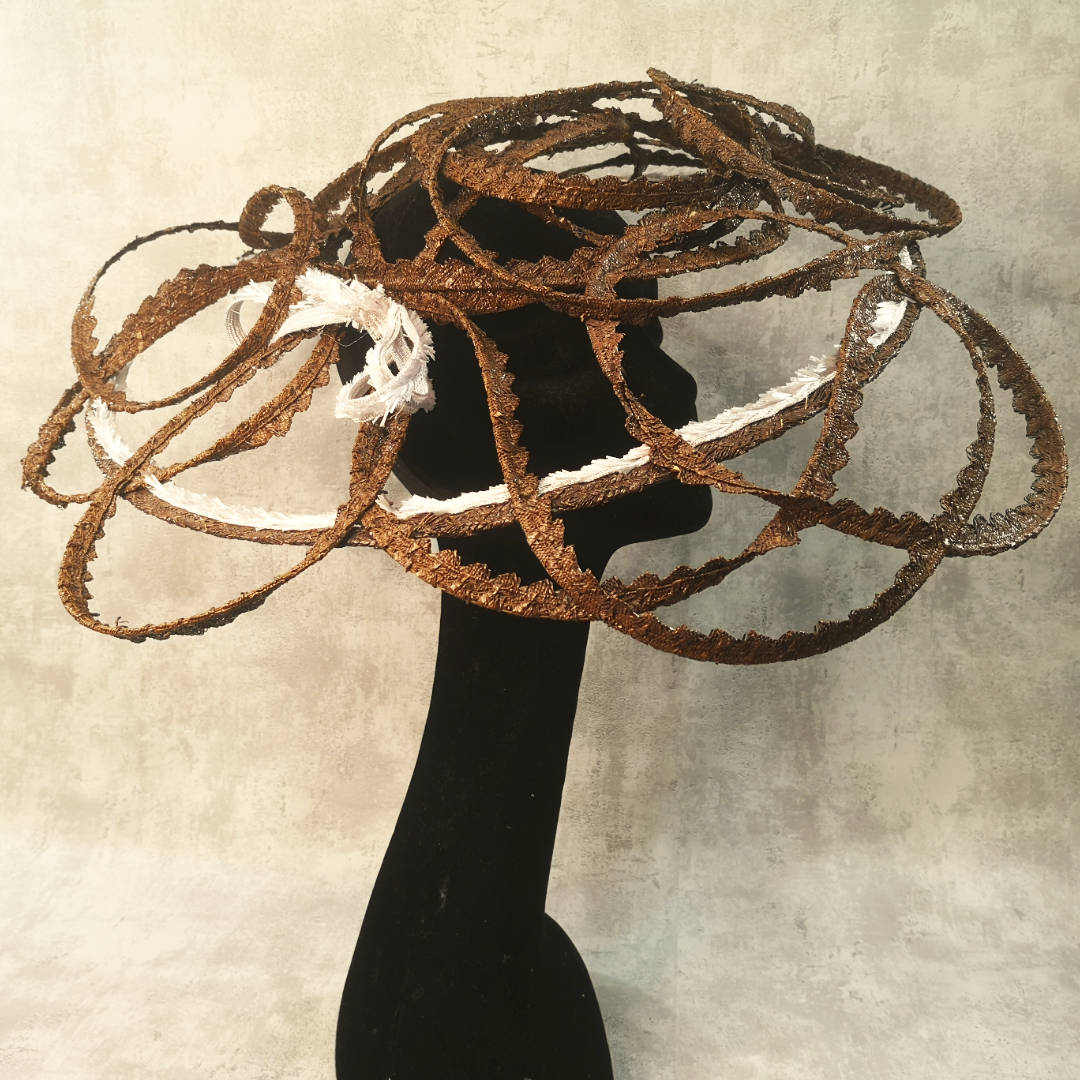 Chapeau Entrelacs de galons - Jardin de la Mode Paris - Chapelier Modiste Boutique