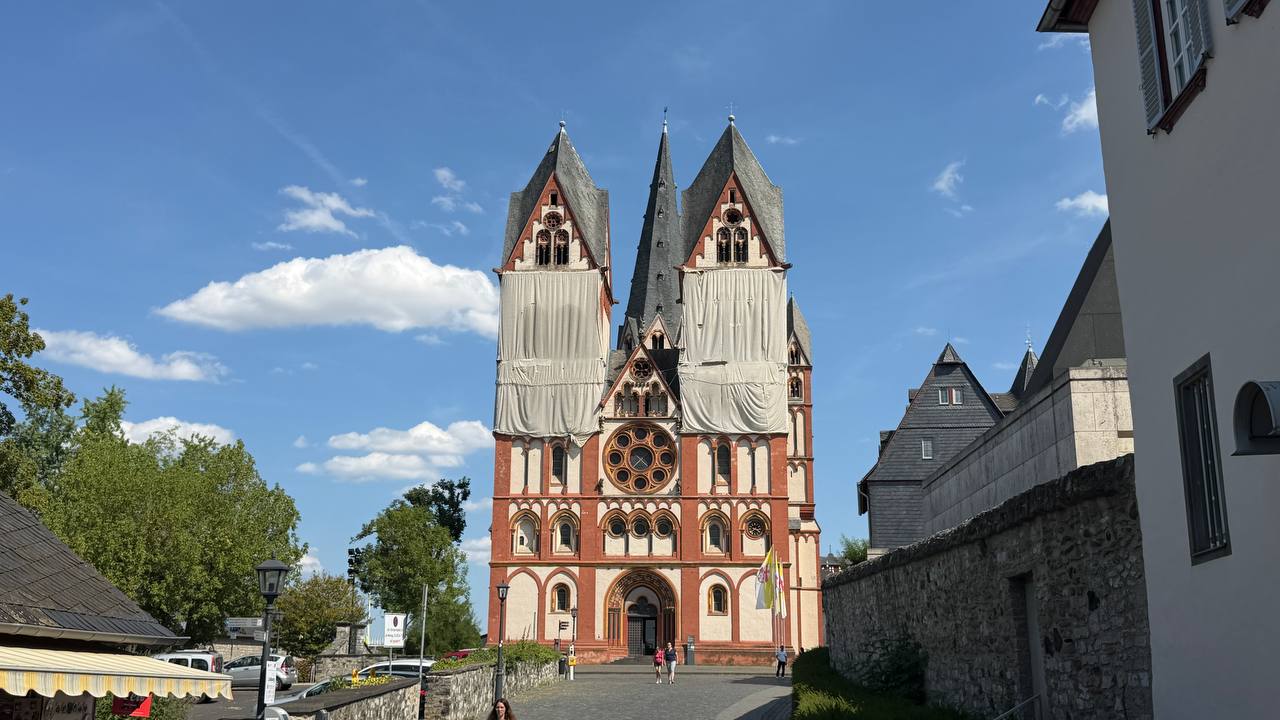 Limburg Cathedral facade during renovation