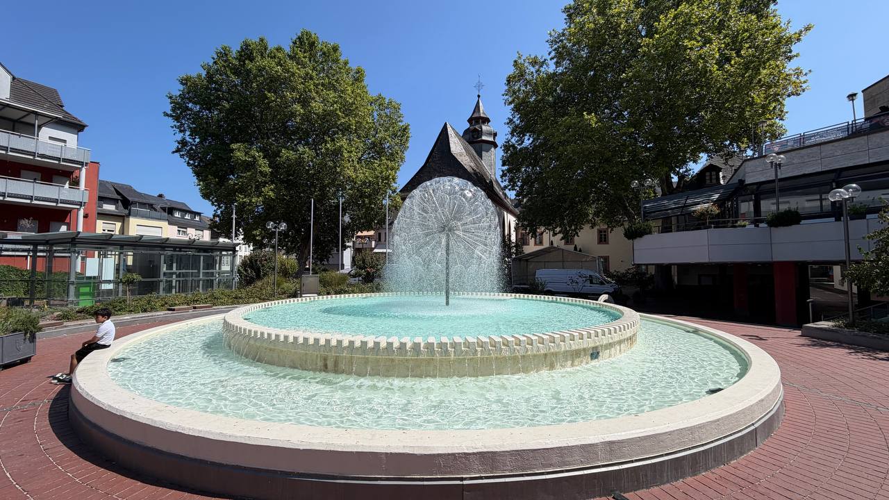 Fountain near the Stadthalle parking lift