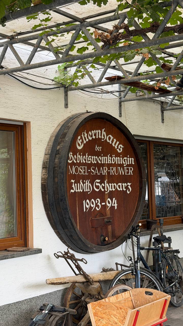 The entrance area at Weingut Sonneneck — wine barrel and bicycle