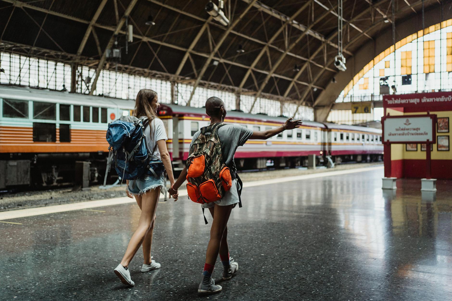 10 Must-Have Features in the Best Bag for European Travel